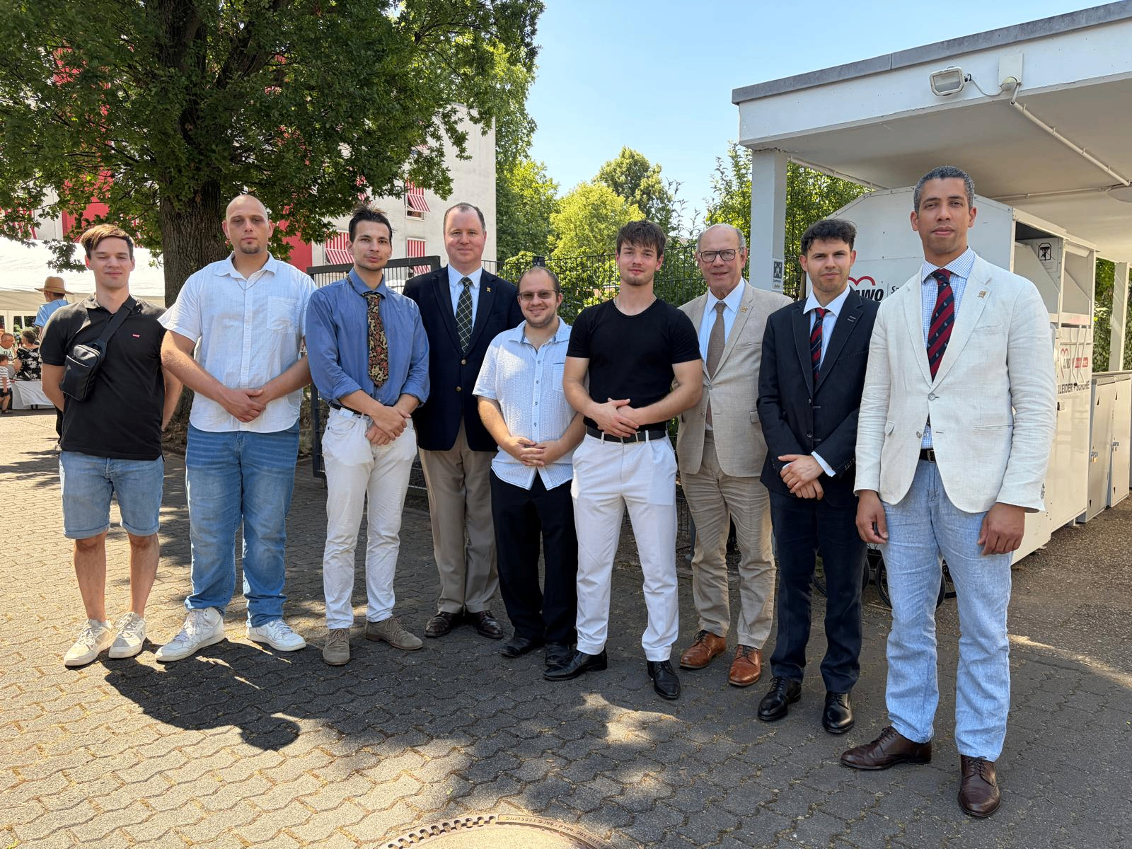 Junge Katholiken in festlicher Kleidung beim Sommerfest